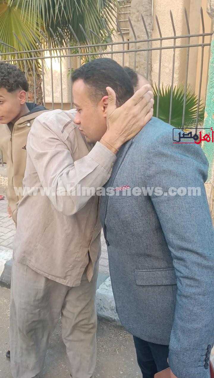لحظة خروج عم بنات البحيرة بعد البراءة
