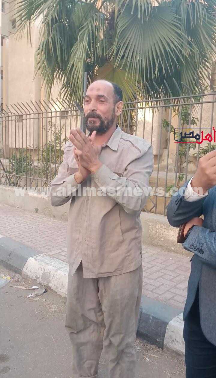 لحظة خروج عم بنات البحيرة بعد البراءة