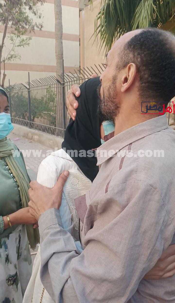 لحظة خروج عم بنات البحيرة بعد البراءة