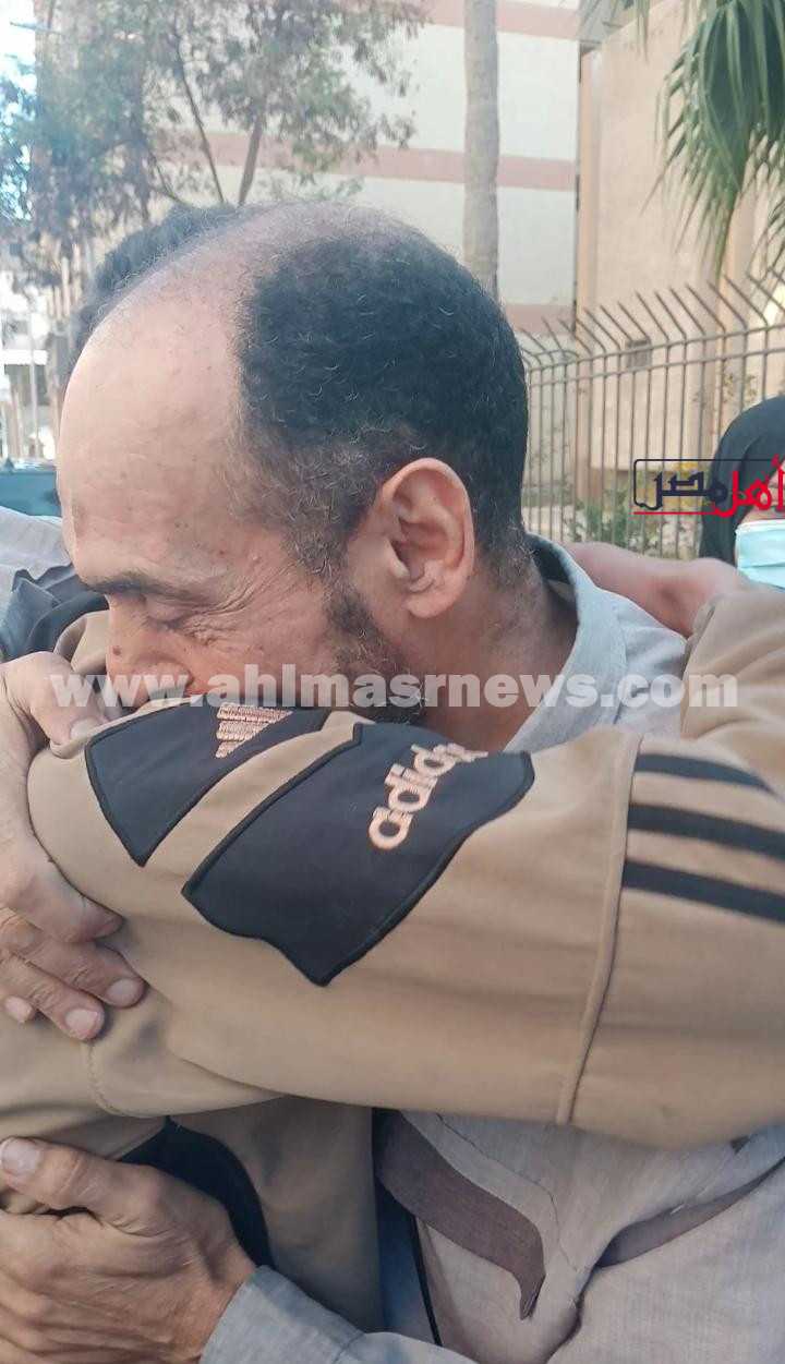 لحظة خروج عم بنات البحيرة بعد البراءة
