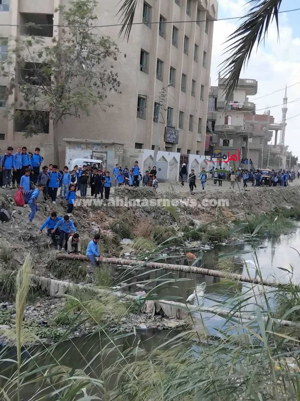 الأطفال يمرون من اعلي ماسورة بالبحيرة