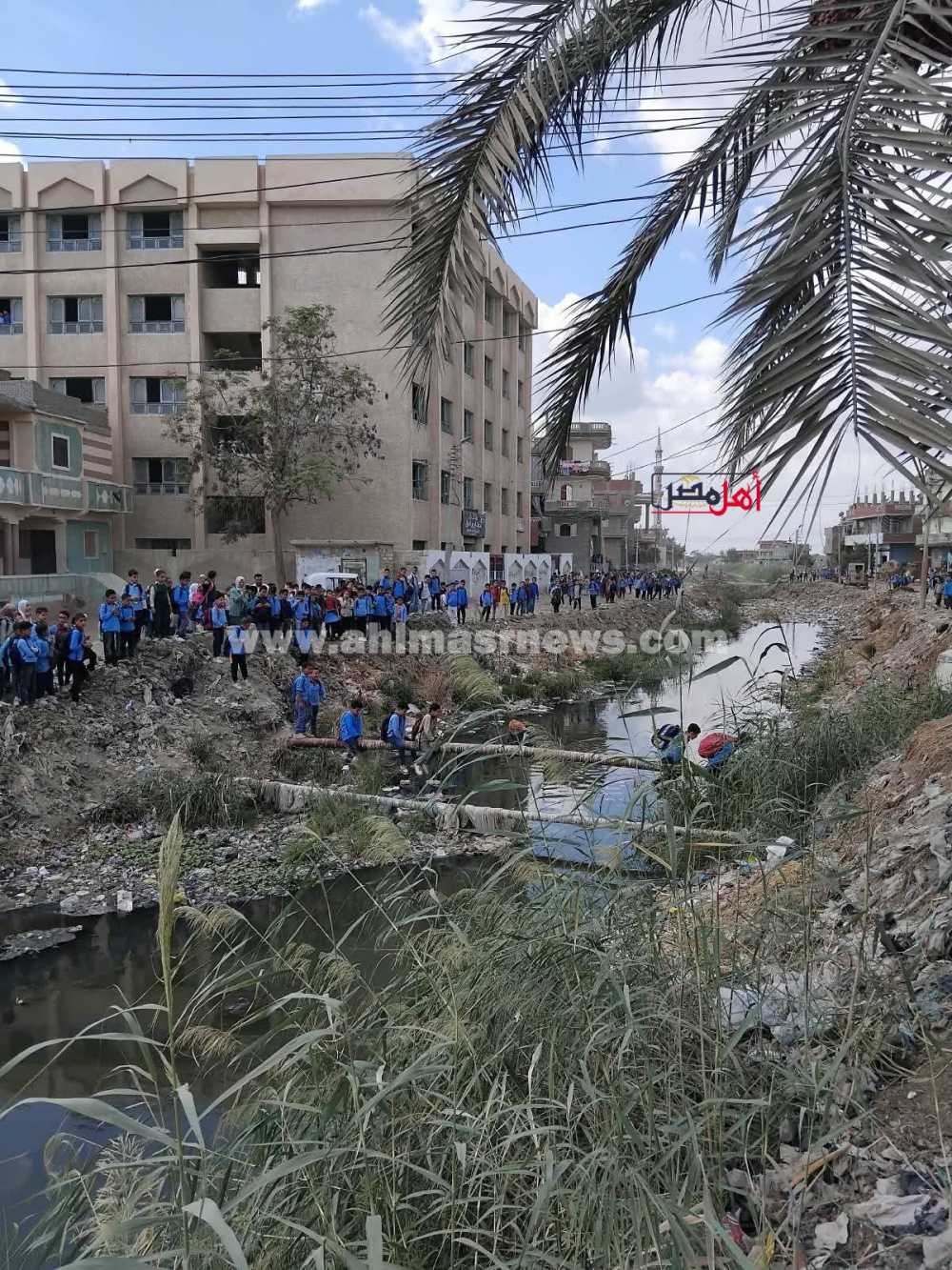 الأطفال يمرون من اعلي ماسورة بالبحيرة