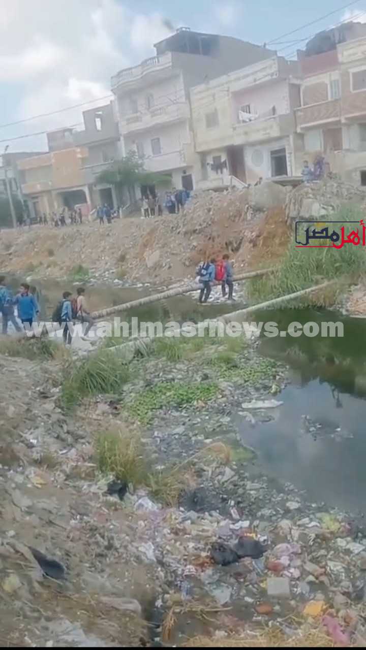 الأطفال يمرون من اعلي ماسورة بالبحيرة