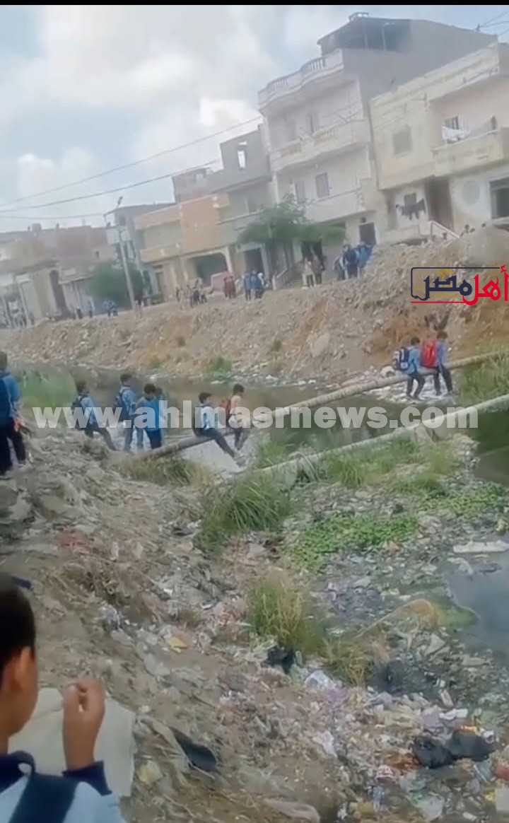الأطفال يمرون من اعلي ماسورة بالبحيرة